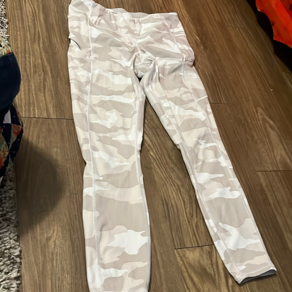 Athleta cream camo yoga pants sz m zippered pockets
